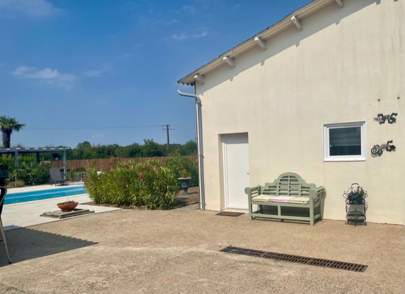 The Courtyard Gîte beside the swimming pool and garden