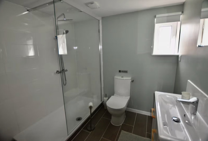 Renovated shower room in the Garden Gîte